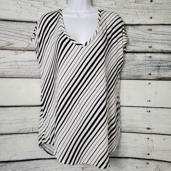 Maurices 24/7 Women’s Black White Diagonal Stripe Short Sleeve Tee Size Large - Picture 1 of 9
